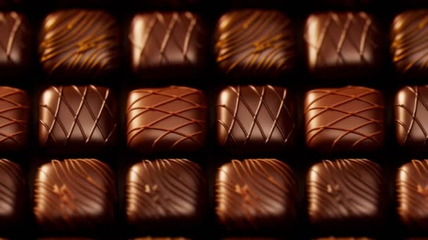 Rozmanité Lahodné Čokoládové Pralinky Sladké Bonbony Zdobené Tmavou Čokoládovou Polevou — Stock video