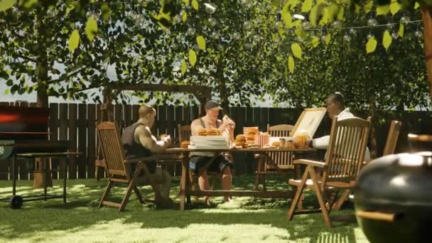 Festa Jardim Três Amigos Comendo Cachorros Quentes Hambúrgueres Torno Mesa — Vídeo de Stock