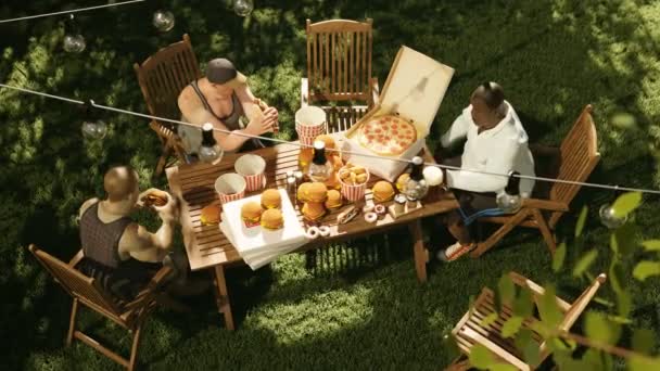 Πάρτι Στον Κήπο Τρεις Φίλοι Τρώνε Χοτ Ντογκ Και Χάμπουργκερ — Αρχείο Βίντεο