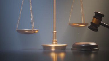 Adaletin altın pullu görüntüleri ve siyah arka planda ahşap tokmak. Para klipsleri göründüğünde tokmak yuvarlak bloğa çarpar. Yargı kavramı, yolsuzluk, ceza, suçluluk, karar.