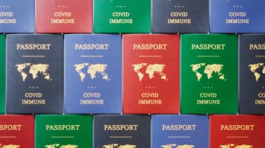 Bir dizi Covid19 dokunulmazlık pasaportu. Coronavirus sırasında seyahat etme kavramı. İçinde altın harfler olan küçük bir kitap. Koronavirüsleri yaymanın küresel kontrolü. Aşı sertifikaları. Belgeler.