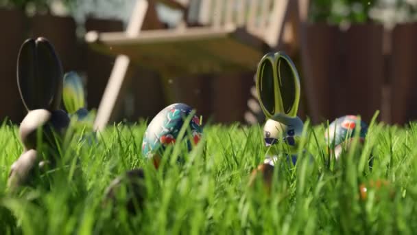 イースターエッグハントのコンセプト かわいいチョコレートイースターバニーと卵は裏庭の緑の草に隠されています 春のお祝いをしながら伝統的なキャンディー ハッピーイースター ジョイ ギフト 子供のための面白いゲーム — ストック動画
