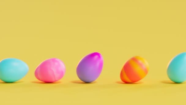 Płynna Animacja Wielobarwnych Pisanek Żółtym Tle Szczęśliwej Wielkanocy Rząd Jajek — Wideo stockowe