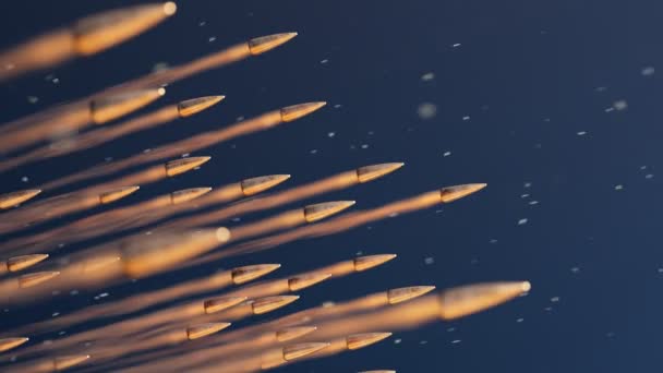 无缝线动画的飞行子弹的烟雾效果在黑暗的背景 现实的子弹射击与烟雾痕迹 黄金弹药射中目标 军事冲突 战斗的概念 — 图库视频影像