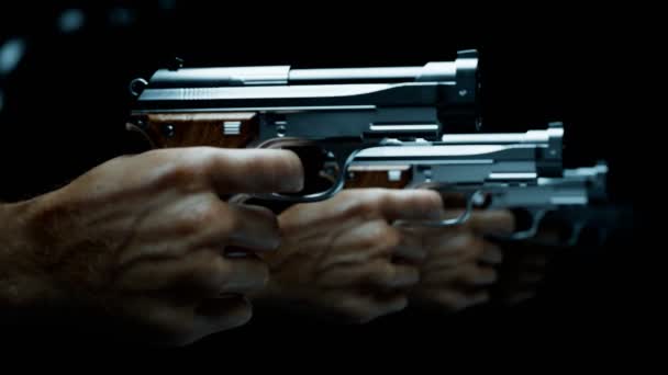 Ellerindeki Silahların Kusursuz Döngüsü Bir Hedefi Vurmaya Hazır Parlak Tabancalar — Stok video