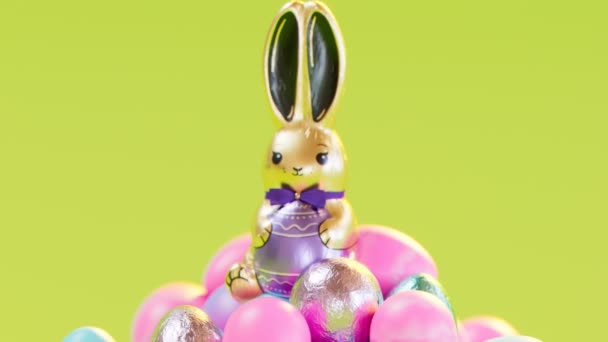 Чарівний Набір Великодніх Шоколадних Цукерок Милий Кролик Сидить Купі Смачних — стокове відео