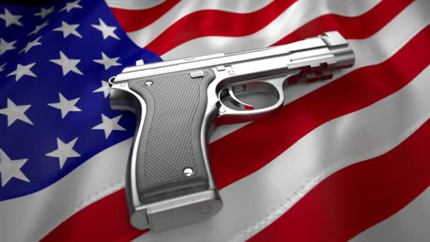 Lesklá Pistole Americkou Vlajkou Pozadí Stříbrná Zbraň Koncept Ozbrojeného Konfliktu — Stock video