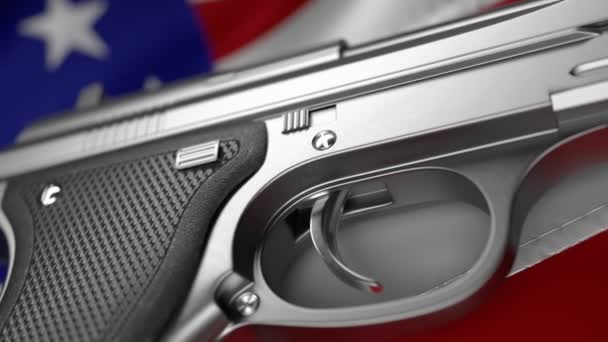 Skinnende Pistol Med Det Amerikanske Flagget Bakgrunnen Sølvpistol Begrepet Væpnet – stockvideo