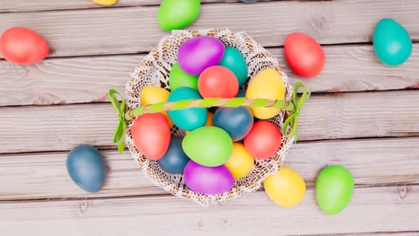 Cesta Páscoa Tradicional Cheia Ovos Cloridos Enquanto Celebração Primavera Pilha — Vídeo de Stock