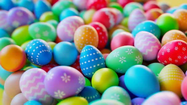 多色イースターエッグのシームレスループアニメーション かわいいパステルイエロー ピンク バイオレット ブルーカラーの卵 伝統的な明るい色は春のお祝い中に卵を塗りました ハッピーイースター ジョイ ジョイ — ストック動画