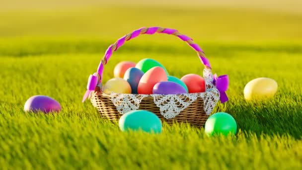 Tradycyjny Koszyk Wielkanocny Pełen Zachmurzonych Jaj Podczas Wiosennych Uroczystości Stos — Wideo stockowe