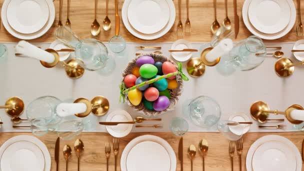 Traditionelle Osterkörbchen Voller Gefärbter Eier Während Des Frühlingsfestes Heitere Tischdekoration — Stockvideo