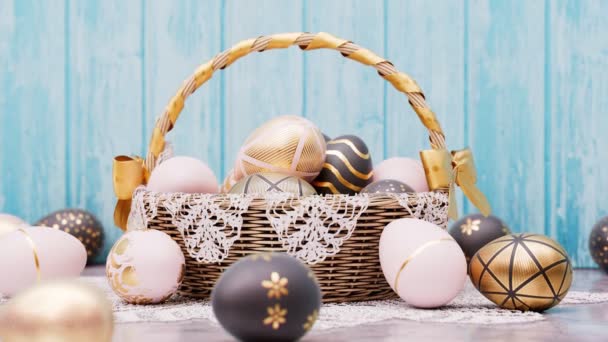 Tradycyjny Koszyk Wielkanocny Pełen Dekoracyjnych Jaj Podczas Wiosennych Uroczystości Stos — Wideo stockowe
