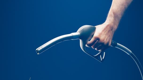 Mão Homem Segurando Bico Bomba Combustível Posto Gasolina Gotas Gasolina — Vídeo de Stock