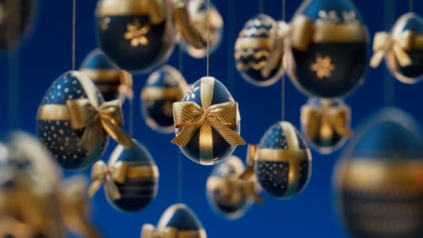色彩艳丽的复活节彩蛋 上面挂着金色的装饰彩带 春天庆祝的时候 彩蛋很漂亮 漂亮的闪亮 闪闪发光的蛋 精致的装饰 复活节快乐 — 图库视频影像