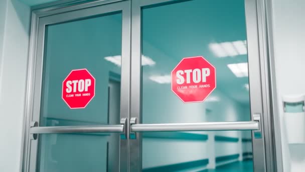 Kırmızı Işaretli Cam Kapı Dur Ellerini Temizle Hastanede Dezenfektanı Dezenfekte — Stok video