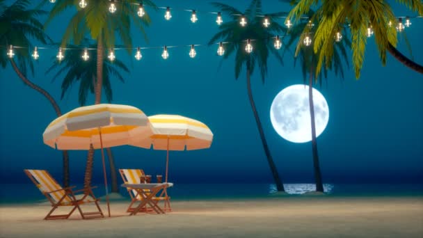 パームツリーとバックグラウンドで素晴らしい満月のトロピカルビーチで素晴らしい夜 傘下のサンベッドとテーブル 美しい海岸で日差しのあるサンラウンジャー ホリデー サマーナイト — ストック動画