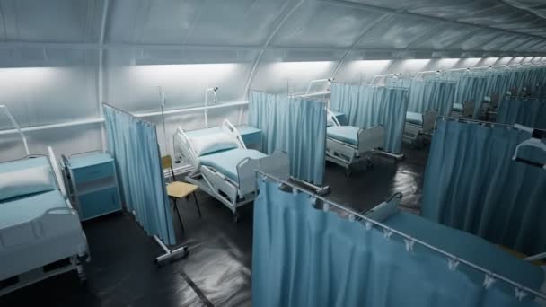一个野战医院的病床上可以看到的动画 Coronavirus医院Covid 19患者加护床的概念 摄像头沿着隔离区的空床移动 诊所内部 — 图库视频影像