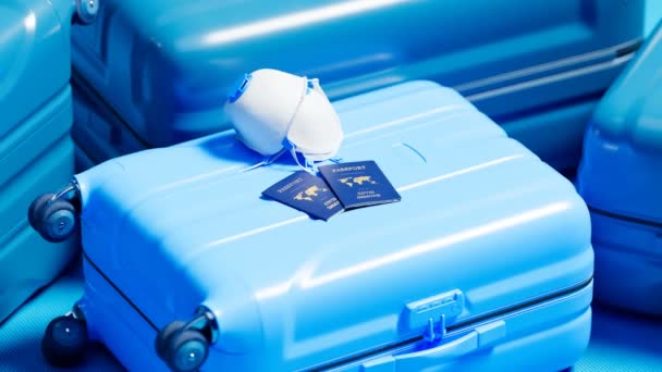 旅行手提箱 Covid 19豁免护照与保护面具 在验尸过程中旅行的概念 控制日冕病毒的传播 疫苗接种证明 旅游业 — 图库视频影像