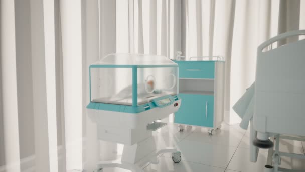 Quarto Hospital Limpo Brilhante Com Bebé Incubadora Equipamento Salvamento Profissional — Vídeo de Stock