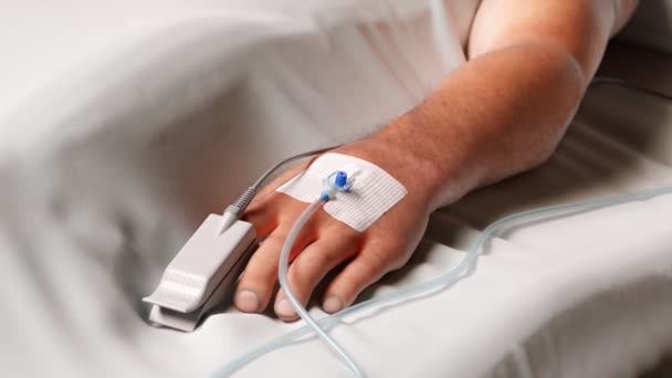 Feche Mão Homem Com Cortador Frequência Cardíaca Dedo Paciente Hospital — Vídeo de Stock