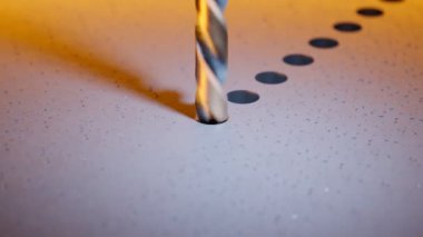 Metal bir yüzeye delik açmak. Metal talaşları arasında dönen bir matkap pancarı ile animasyon. Yüksek sertlikte elmas kaplı pancar sondajı. Zanaatkar ekipmanı. Profesyonel alet. El işi. Yakın plan..