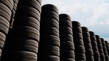 Araba tekerleği yığınlarının kusursuz döngü animasyonu. Siyah lastik lastikler. Yeni araba lastiği profilleri. Araba servisi kavramı, tekerlek değiştirme, lastik mağazası. Satılık lastikler. Ulaşım. Motorsporu.
