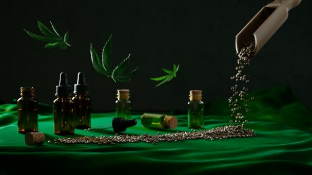 Нефтепродукты Конопли Столе Эфирные Масла Cbd Стеклянных Бутылках Зеленые Листья — стоковое видео