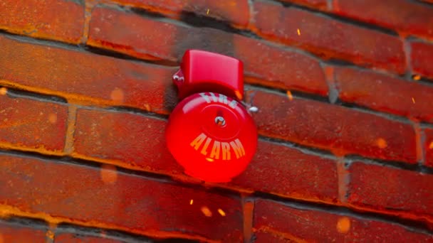 Пожарная Тревога Кирпичной Стене Звонит Красный Электрический Сигнал Тревоги Пока — стоковое видео
