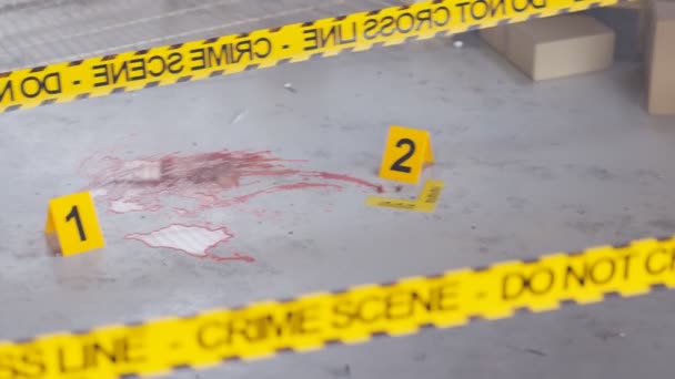Запись Места Убийства Кусочками Улик Преступления Камера Показывает Пистолет Окровавленный — стоковое видео