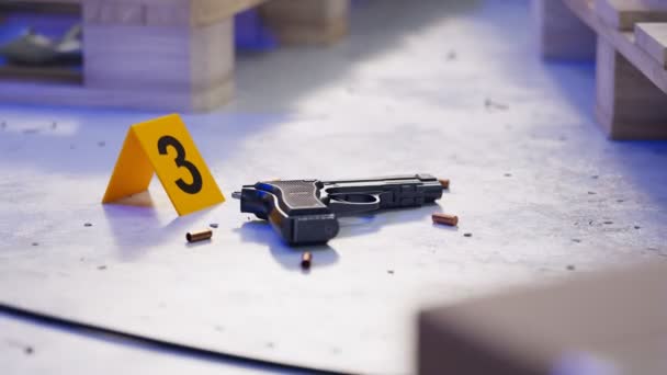 凶杀案现场的影像和犯罪证据摄像机显示了一把地上有子弹的枪 法医证据 刑事警察调查 危险的气氛 犯罪现场 — 图库视频影像