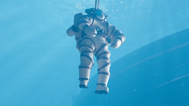 Potápět Nově Navrženém High Tech Exoobleku Hlubokém Modrém Moři Nekonvenční — Stock video