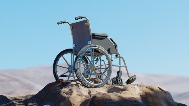 山の頂上にある空の車椅子 バックグラウンドに青い空の岩のピーク 健康上の困難を克服する概念 脚の機能を復元する 障害者 障害者 トラベル インバリッド — ストック動画