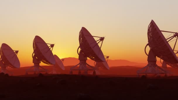 Parabolantenner Öknen Vid Solnedgången Rymdobservatoriets Signalsökning Radioastronomi Observatorium Färgglada Skymningslandskap — Stockvideo