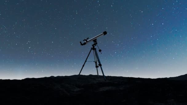 令人惊奇的动画与望远镜在星空背景 夜空景观与望远镜的轮廓 天文学 观测星系中的恒星群 发现者号空间探索 — 图库视频影像