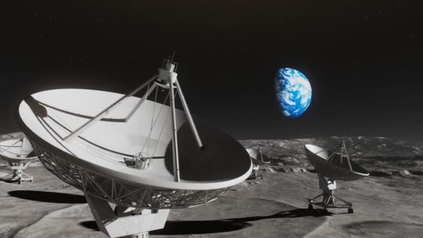 卫星夜间在月球表面上发射升空 惊人的夜空景观与天线轮廓和Erth地球为背景 空间观测台搜索 射电天文学观测台 — 图库视频影像