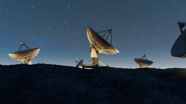 Satelitarne Naczynia Szczycie Wzgórza Nocą Obserwatorium Kosmiczne Przeszukuje Sygnał Obserwatorium — Wideo stockowe