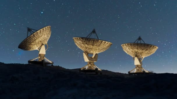 一个卫星天线在山顶上的夜晚 空间观测台信号搜索 射电天文观测台令人惊奇的夜空景观与天线轮廓 — 图库视频影像
