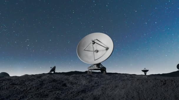 夜の丘の上の衛星料理 宇宙観測信号検索 ラジオ天文台 アンテナのシルエットで素晴らしい夜空の風景 ディスカバリー — ストック動画