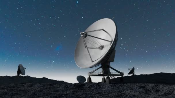 Geceleri Tepenin Üstünde Bir Uydu Anteni Uzay Gözlemevi Sinyal Araması — Stok video