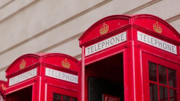 壁の背景にあるイギリスの赤い電話ブースとのシームレスなループアニメーション 伝統的なロンドンとイギリスのシンボル 通りの古い通信キオスク ヴィンテージ電話 電話を取る — ストック動画