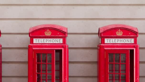 无缝线循环动画与英国的红色电话亭在墙上的背景 传统的伦敦和英语符号 街上的旧通讯亭 老式电话 打一个电话 — 图库视频影像