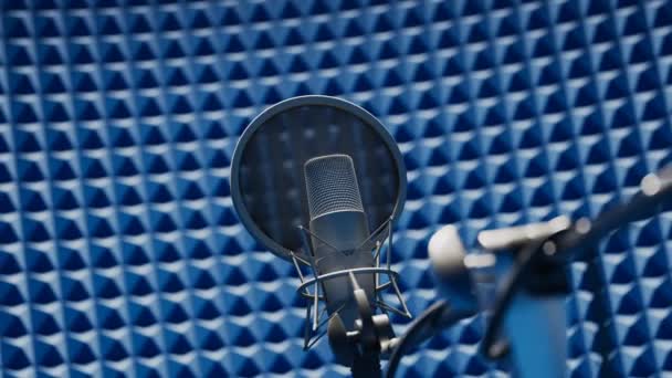 Mikrofon Kondensatora Studia Nagraniowego Filtrem Pop Mocowaniem Antywibracyjnym Zamknij Mikrofon — Wideo stockowe
