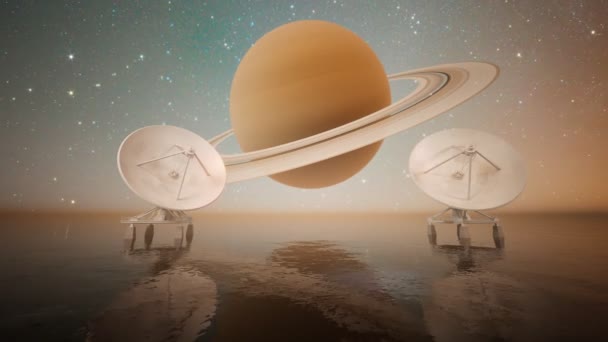 Parabolantenn Vattenytan Rymdobservatoriets Radiosökning Fantastisk Stjärnklar Natthimmel Landskap Med Saturnus — Stockvideo