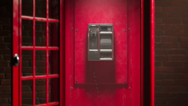 黑色的手机挂在红色的电话亭里 英国电话亭的影像靠近挂在地板上的接收机 技术进步和通信发展的概念 — 图库视频影像