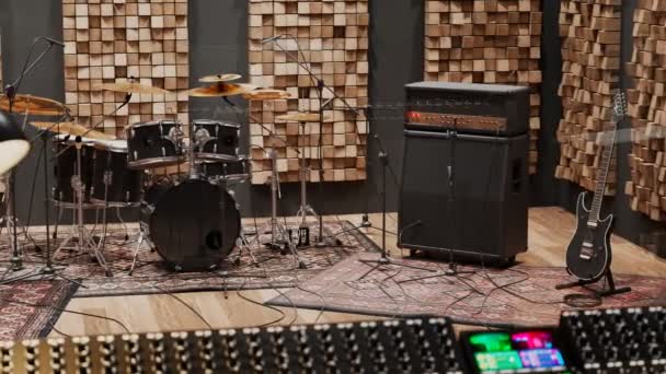 一个拥有乐器的专业录音室 录音室配有鼓包 吉他手 麦克风和扬声器 隔音室内 音乐设备 — 图库视频影像