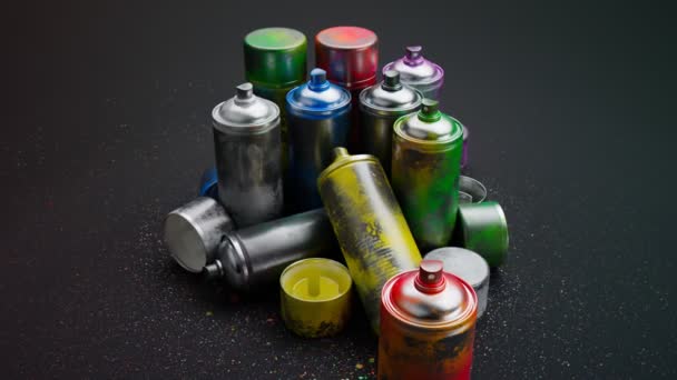 Plusieurs Bombes Peinture Colorées Dans Une Pile Sur Fond Gris — Video