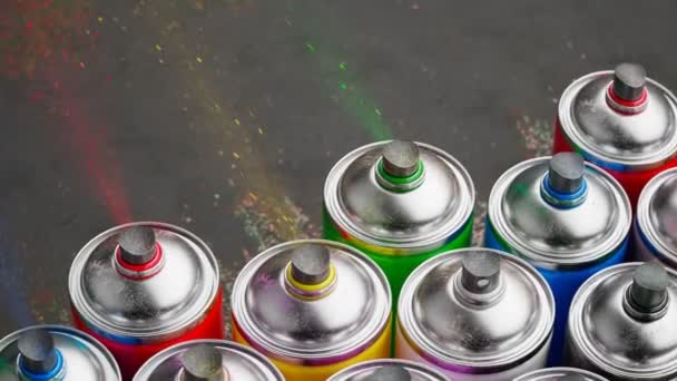 Meerdere Kleurrijke Spuitbussen Gestapeld Een Eindeloos Patroon Camera Beweegt Zijwaarts — Stockvideo