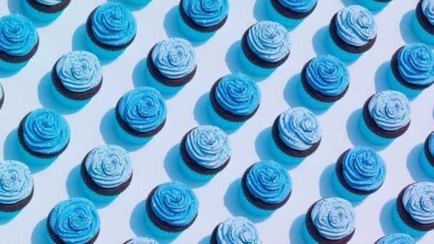 Nahtlose Looping Animation Von Verschiedenen Schokoladen Cupcakes Mit Köstlicher Blauer — Stockvideo
