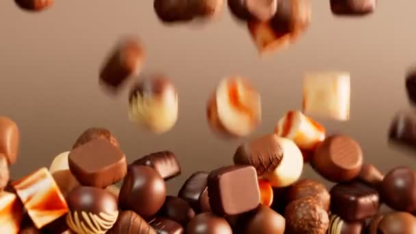 Вкусные Шоколадные Пралине Сладкие Конфеты Украшены Белой Темной Шоколадной Глазурью — стоковое видео